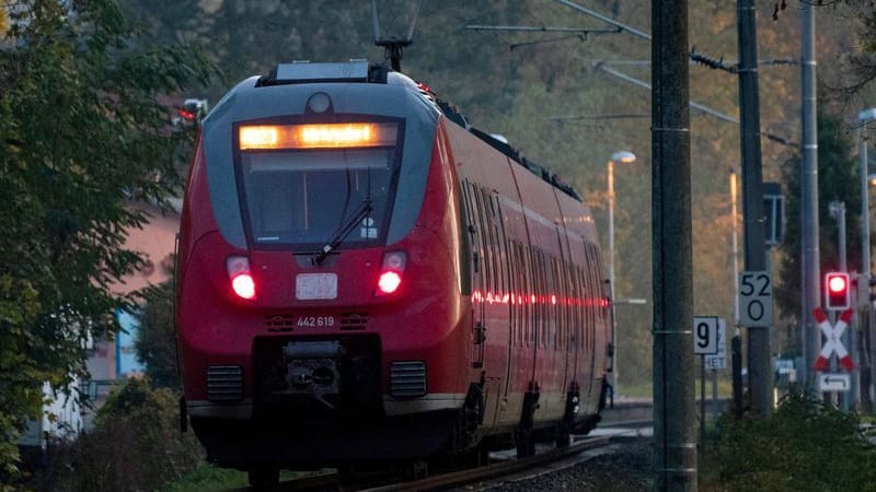 Ein Regionalzug in Brandenburg. Wegen schlechter Leistungen müssen die Bahngesellschaften einen Teil ihrer Vergütung an das Land Brandenburg zurückzahlen.