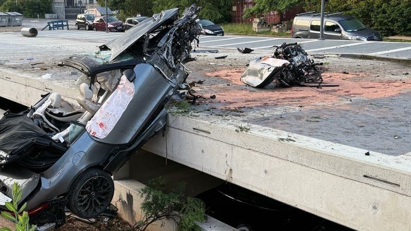 Ein schwer beschädigtes Auto liegt auf einem Parkdeck: Nach Angaben der Polizei soll es zuvor ein mutmaßlich illegales Straßenrennen gegeben haben.