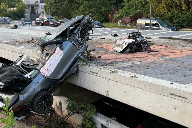 Ein schwer beschädigtes Auto liegt auf einem Parkdeck: Nach Angaben der Polizei soll es zuvor ein mutmaßlich illegales Straßenrennen gegeben haben.