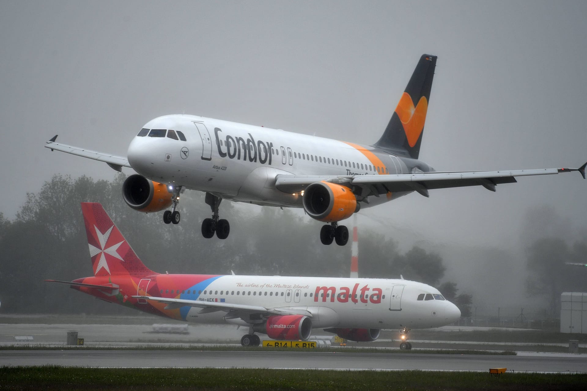 Eine Maschine landet bei starkem Regen am Münchner Flughafen (Archivbild):