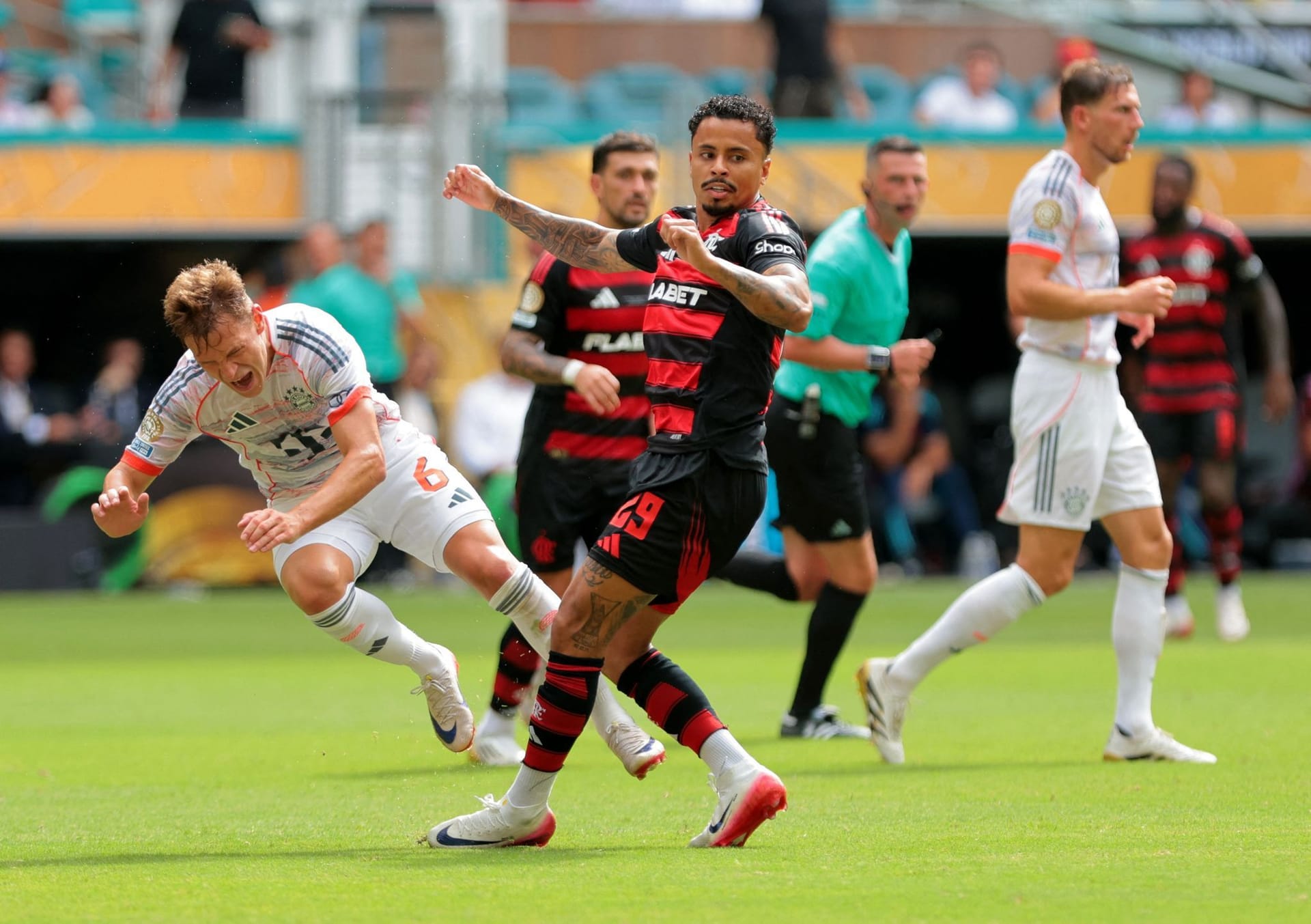 Joshua Kimmich (l.): Lieferte starke Ecken, nach einer solchen fiel auch direkt das Eigentor zum 1:0 (6.). Feierte Neuer für seine Weltklasseparade wie für einen Torschützen. Musste harte Zweikämpfe führen und gewann viele davon. Übernahm mehr und mehr die Spielkontrolle. Toller Pass auf Kane beim 4:2. Note 2 Joshua Kimmich (l.): Lieferte starke Ecken, nach einer solchen fiel auch direkt das Eigentor zum 1:0 (6.). Feierte Neuer für seine Weltklasseparade wie für einen Torschützen. Musste harte Zweikämpfe führen und gewann viele davon. Übernahm mehr und mehr die Spielkontrolle. Toller Pass auf Kane beim 4:2. Note 2