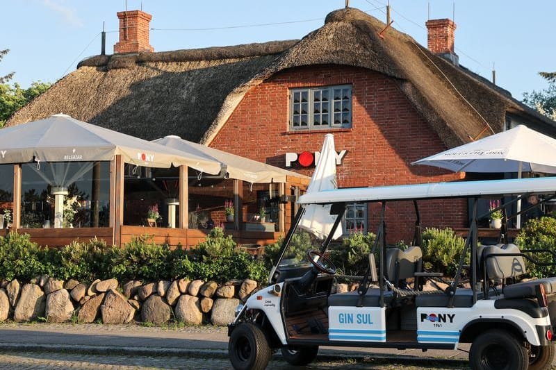 Blick auf den Pony Club in Kampen, wo am Abend auf der anderen Straßenseite eine kleine Gruppe von Punks eine Mahnwache nach dem Rassismus-Eklat auf Sylt eingerichtet hat.