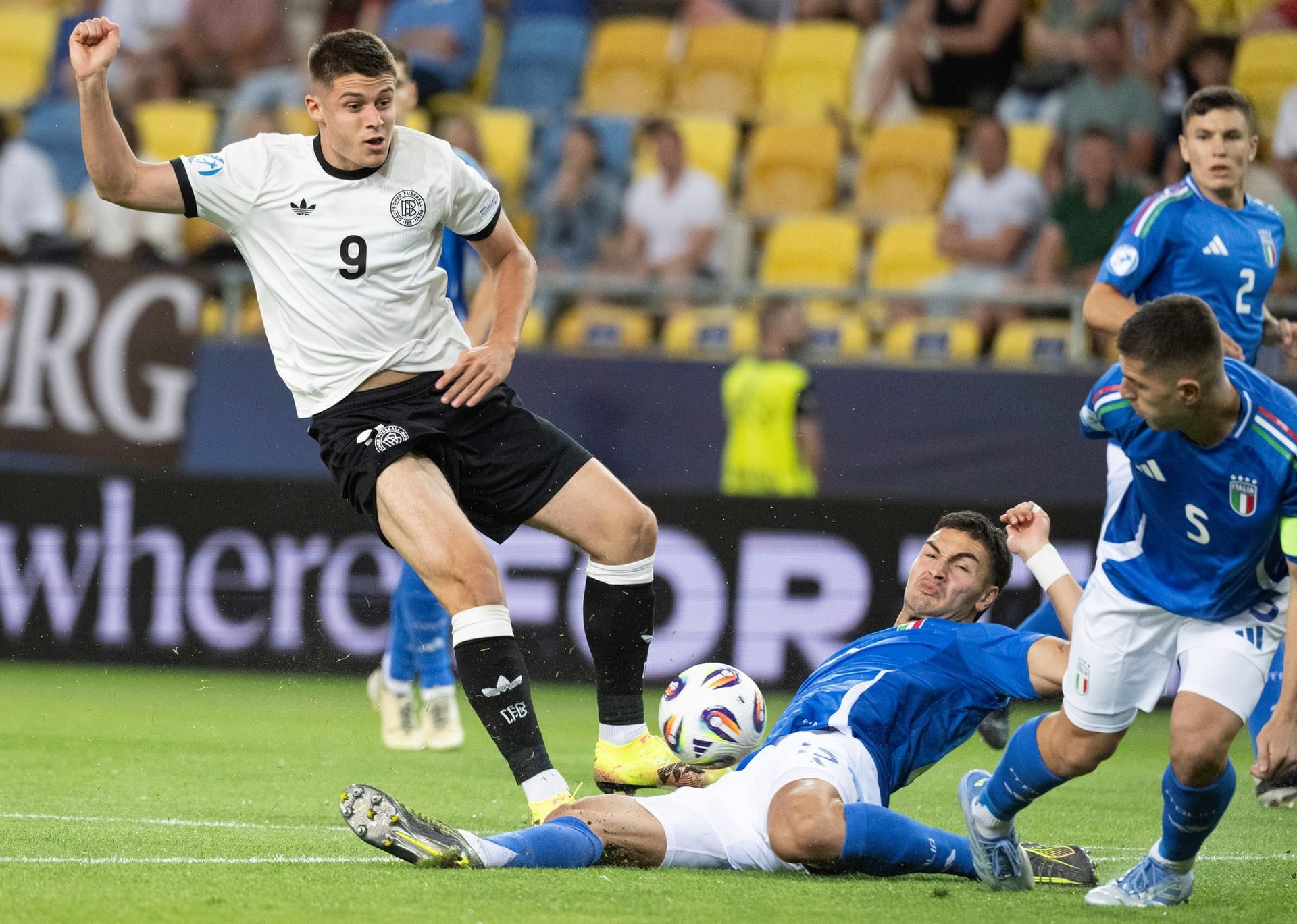 Nicolò Tresoldi (bis 62.): Startete bemüht ins Viertelfinale. Fasste sich nach nur drei Minuten und zog ab – allerdings ohne Erfolg. Guter Steckpass kurz darauf auf Woltemade (18.). Tauchte danach ähnlich wie seine Mitspieler links und rechts ab. Note 3 Nicolò Tresoldi (bis 62.): Startete bemüht ins Viertelfinale. Fasste sich nach nur drei Minuten und zog ab – allerdings ohne Erfolg. Guter Steckpass kurz darauf auf Woltemade (18.). Tauchte danach ähnlich wie seine Mitspieler links und rechts ab. Note 3