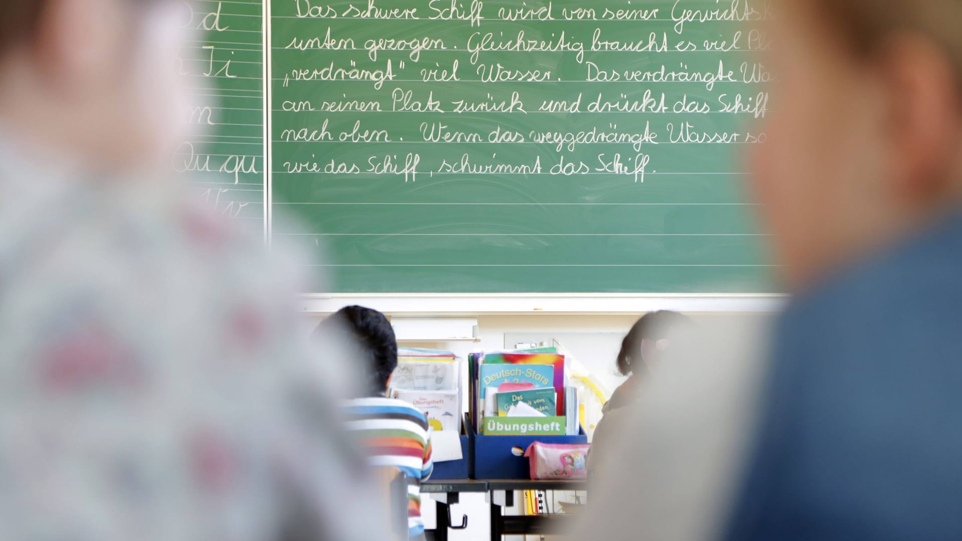 Tafel in einer Grundschule (Symbolbild): Mit dem neuen Modell sollen Studium und Beruf besser vereinbart werden können.