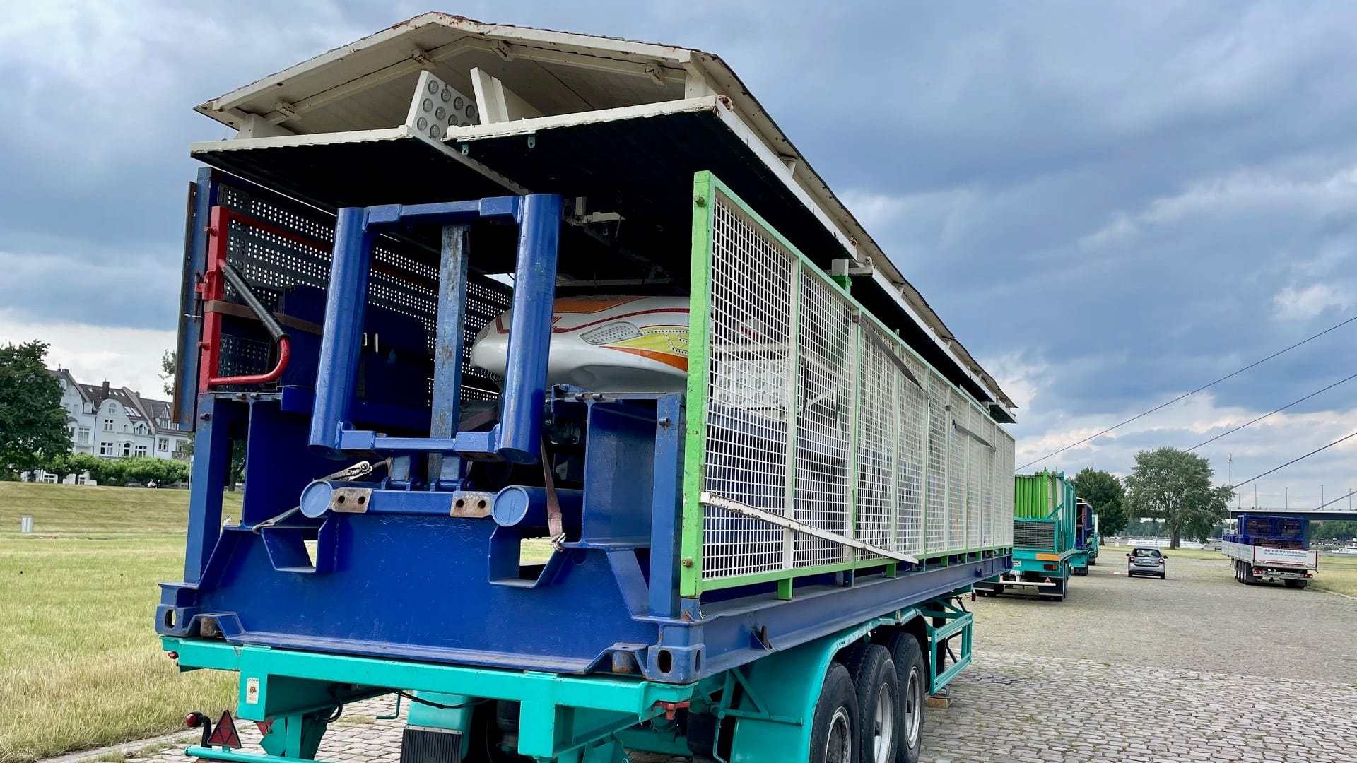 Hänger mit Waggons der "Alpina-Bahn": Die Achterbahn wird in diesem Jahr wieder bei der Rheinkirmes dabei sein.