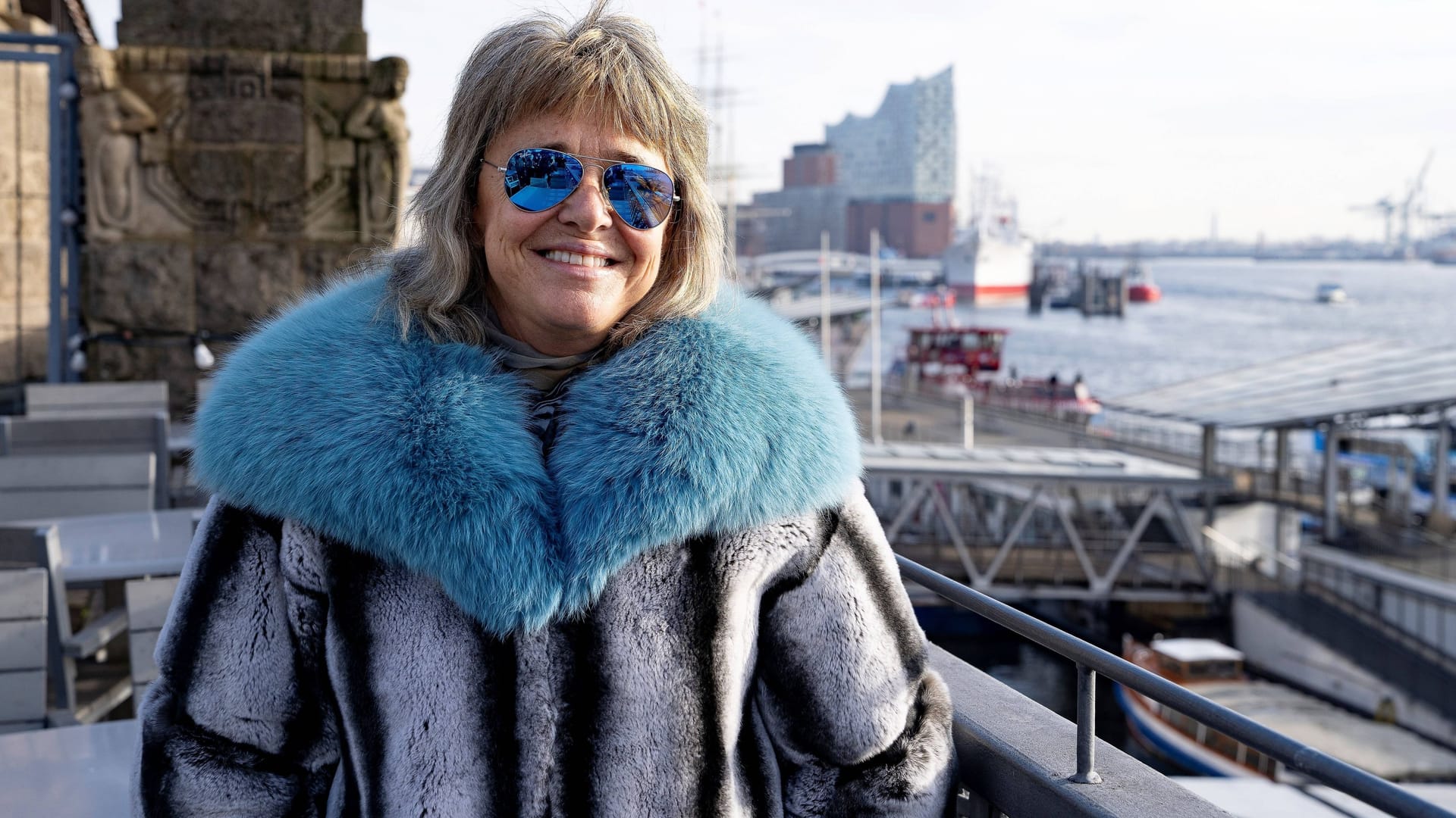 Suzi Quatro steht an den Landungsbrücken (Archivbild): Die Wahlhamburgerin hat Musikgeschichte geschrieben – und macht immer noch neue Musik.