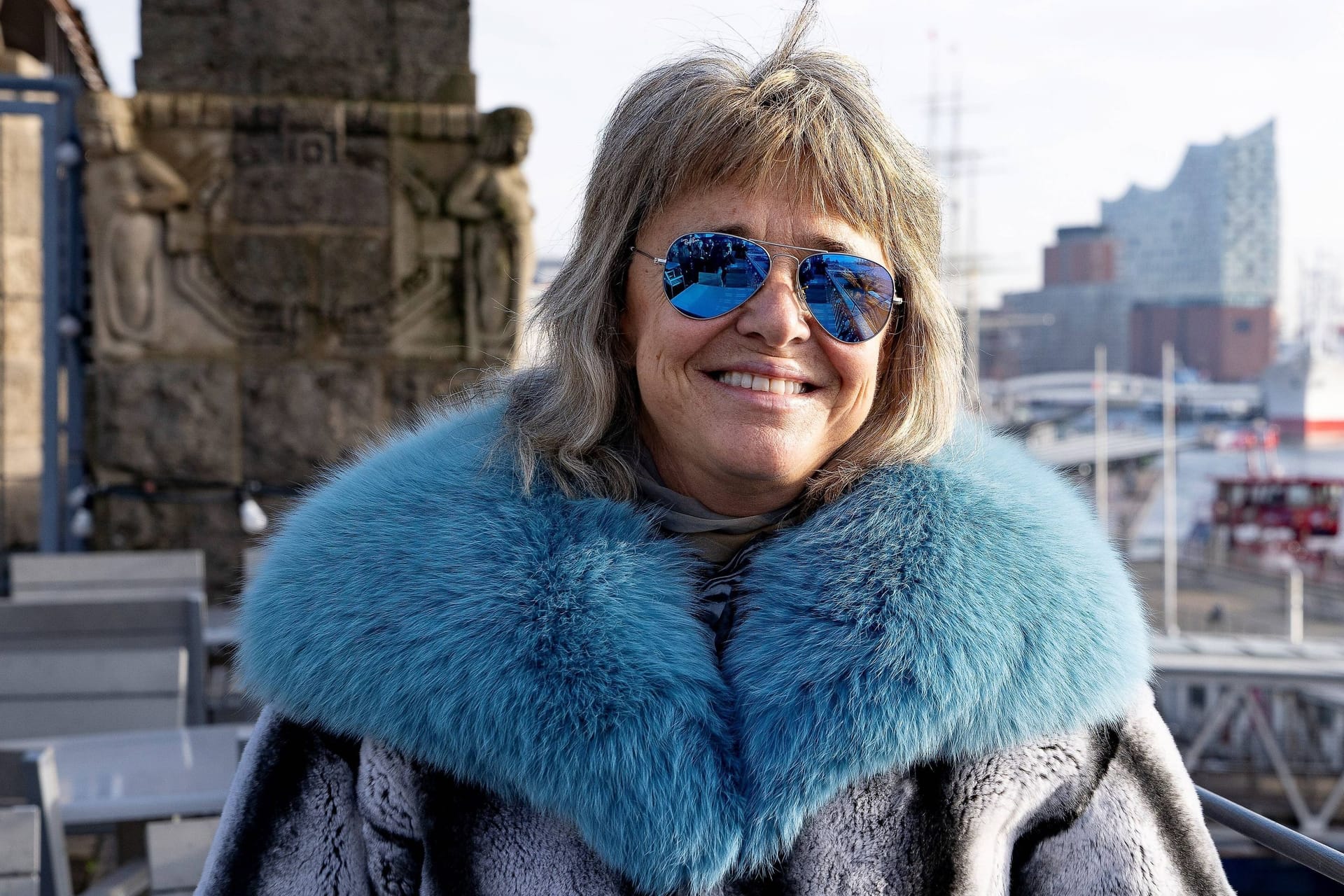 Suzi Quatro steht an den Landungsbrücken (Archivbild): Die Wahlhamburgerin hat Musikgeschichte geschrieben – und macht immer noch neue Musik.