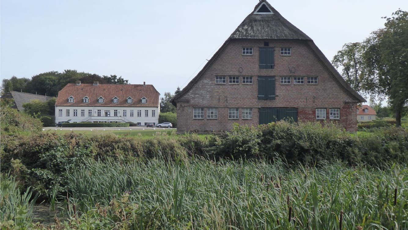 Leider nicht für die Öffentlichkeit zugänglich: Das Gut direkt am Schleiufer ist Sitz der Herzogin zu Schleswig-Holstein-Sonderburg-Glücksburg