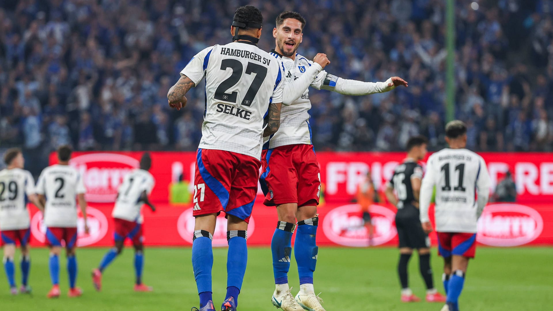Ludovit Reis (r.) und Davie Selke jubeln über ein Tor (Archivbild): Der Niederländer wechselt offenbar zum FC Brügge nach Belgien. Ludovit Reis (r.) und Davie Selke jubeln über ein Tor (Archivbild): Der Niederländer wechselt offenbar zum FC Brügge nach Belgien.
