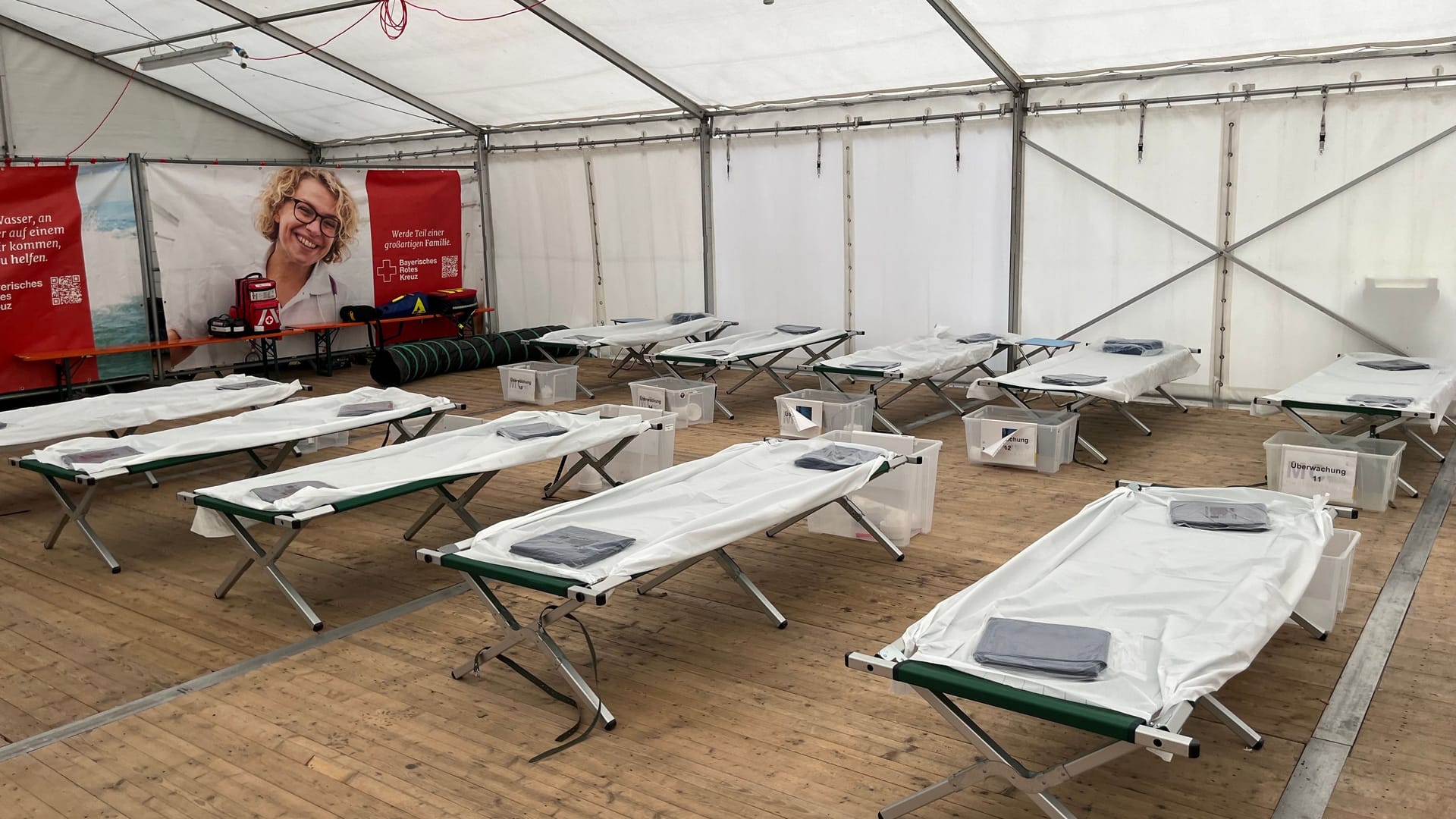 Dieses Überwachungszelt ist Teil des "Medical Centers" bei Rock im Park: Dort gibt es 16 Liegeplätze – hier werden unter anderem alkoholisierte Patienten zum Ausnüchtern untergebracht.