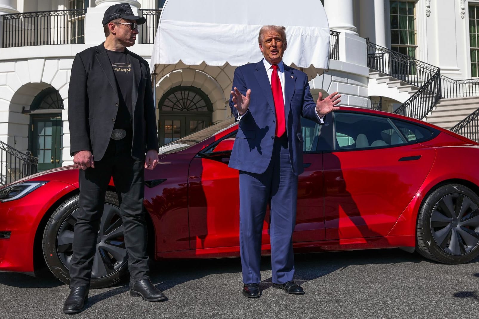 US-Präsident Donald Trump (r) und Tesla-CEO Elon Musk