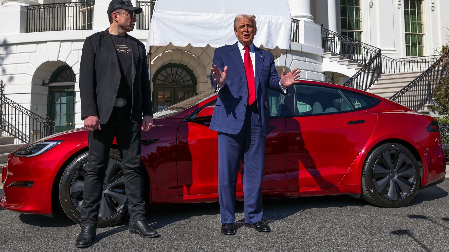US-Präsident Donald Trump (r) und Tesla-CEO Elon Musk US-Präsident Donald Trump (r) und Tesla-CEO Elon Musk