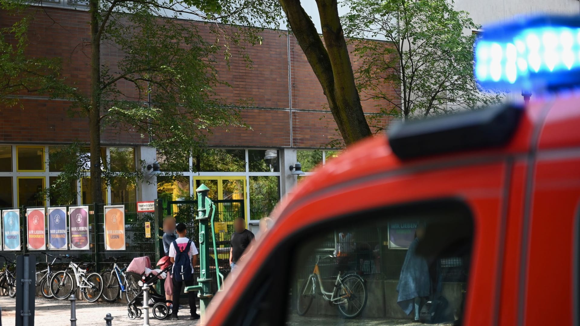 Einsatzwagen der Feuerwehr stehen vor einer Grundschule in Berlin-Moabit: Die Schule wurde wegen Reizgas geräumt. Einsatzwagen der Feuerwehr stehen vor einer Grundschule in Berlin-Moabit: Die Schule wurde wegen Reizgas geräumt.