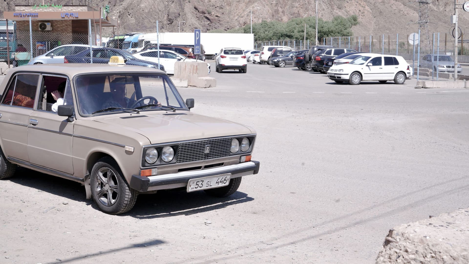 Ein Taxi in Meghri: Sobald Geflüchtete Iraner über die Landgrenze nach Armenien kommen, werden sie von Taxifahrern bedrängt.