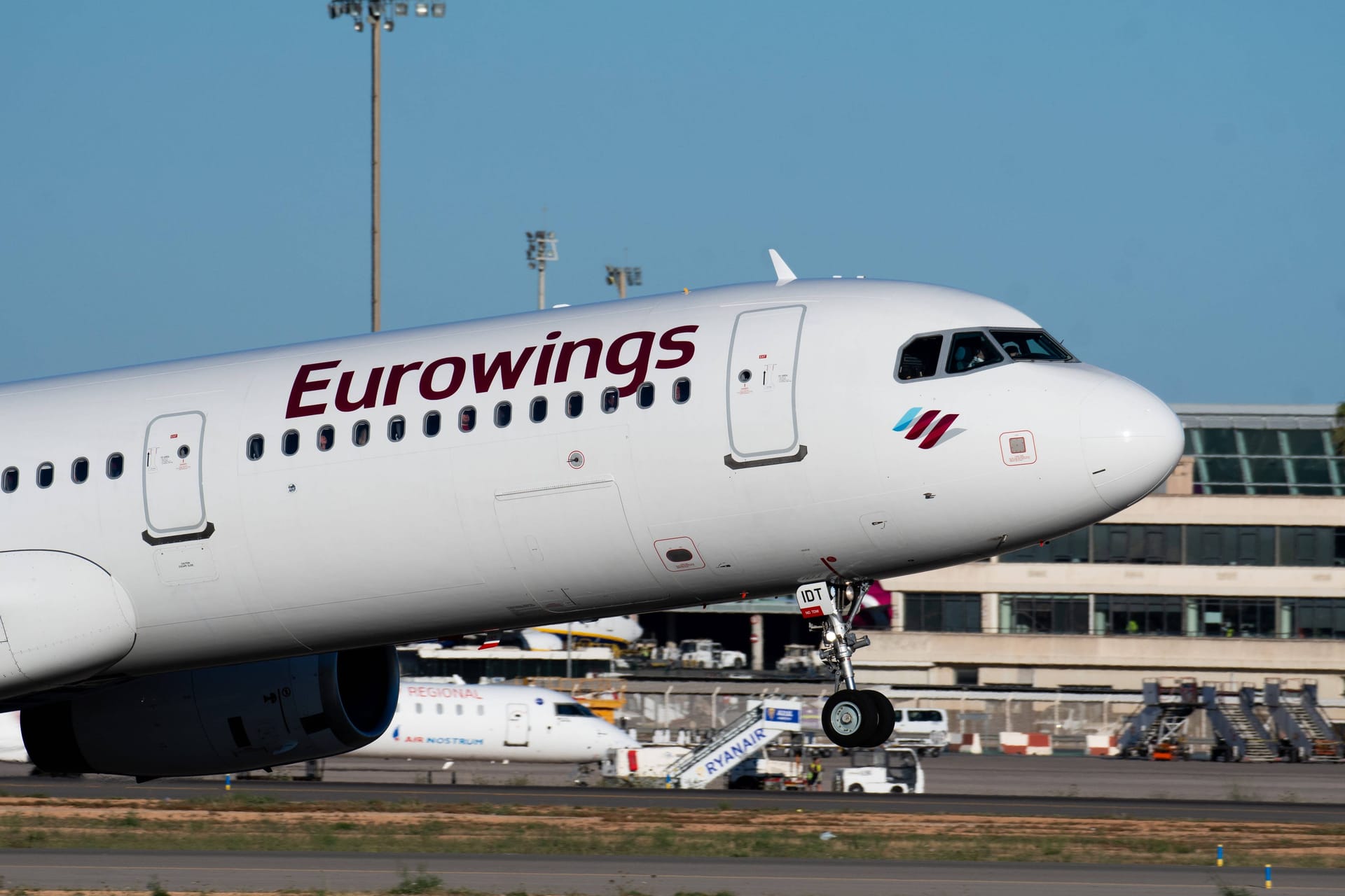 Ein Eurowings-Flugzeug am Flughafen Mallorca (Symbolbild): Für viele Passagiere endete die Reise nach München im Chaos.