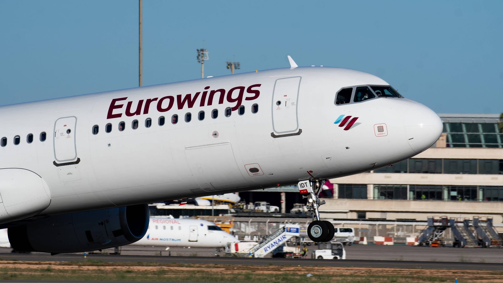 Ein Eurowings-Flugzeug am Flughafen Mallorca (Symbolbild): Für viele Passagiere endete die Reise nach München im Chaos. Ein Eurowings-Flugzeug am Flughafen Mallorca (Symbolbild): Für viele Passagiere endete die Reise nach München im Chaos.