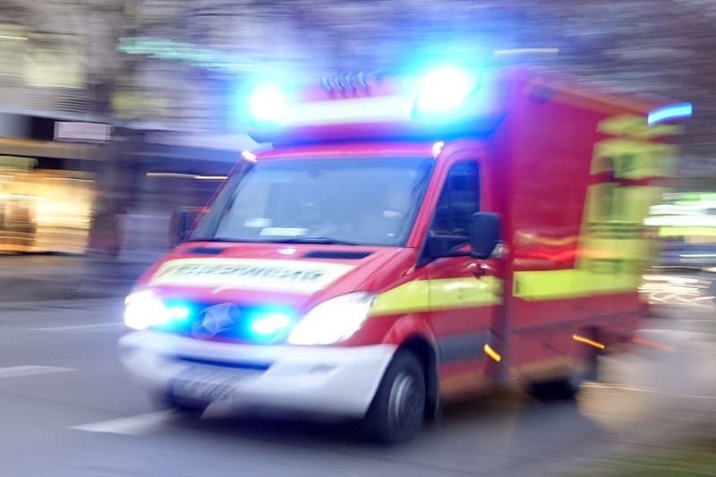 Ein Rettungswagen der Feuerwehr mit Blaulicht (Symbolbild): Nach einem Unfall im Münchner Osten gibt es mehrere Verletzte.