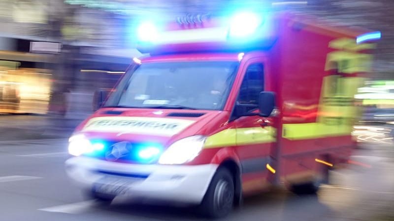 Ein Rettungswagen der Feuerwehr mit Blaulicht (Symbolbild): Nach einem Unfall im Münchner Osten gibt es mehrere Verletzte.