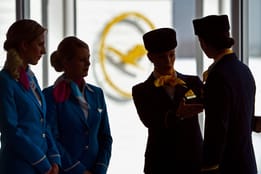 Wie wird man Stewardess? Passagiere betreuen und die Welt entdecken