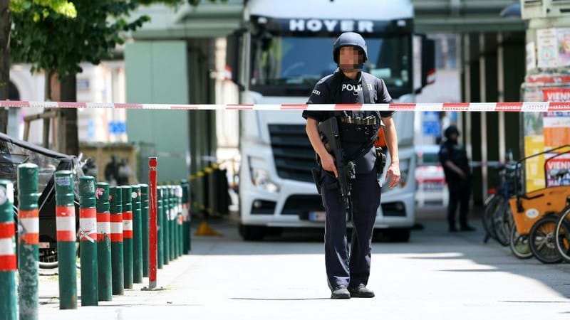 Ein Polizist steht bei einem Großeinsatz der Polizei an der Technischen Universität Wien: Ein Mann hatte zuvor mit einer Bombe gedroht. Ein Polizist steht bei einem Großeinsatz der Polizei an der Technischen Universität Wien: Ein Mann hatte zuvor mit einer Bombe gedroht.