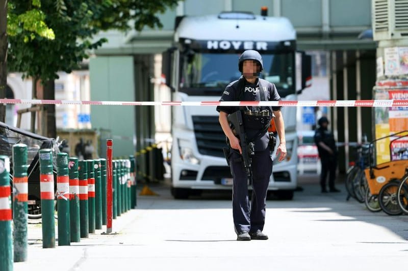Ein Polizist steht bei einem Großeinsatz der Polizei an der Technischen Universität Wien: Ein Mann hatte zuvor mit einer Bombe gedroht.