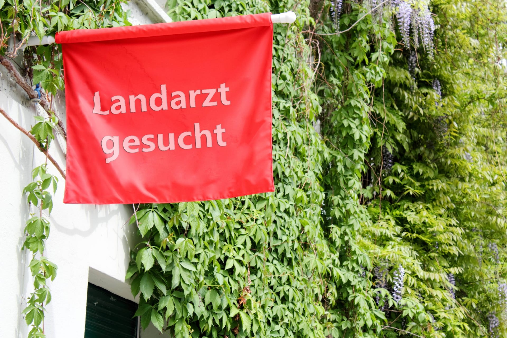 Landarzt gesucht, steht auf einer roten Fahne (Symbolbild):