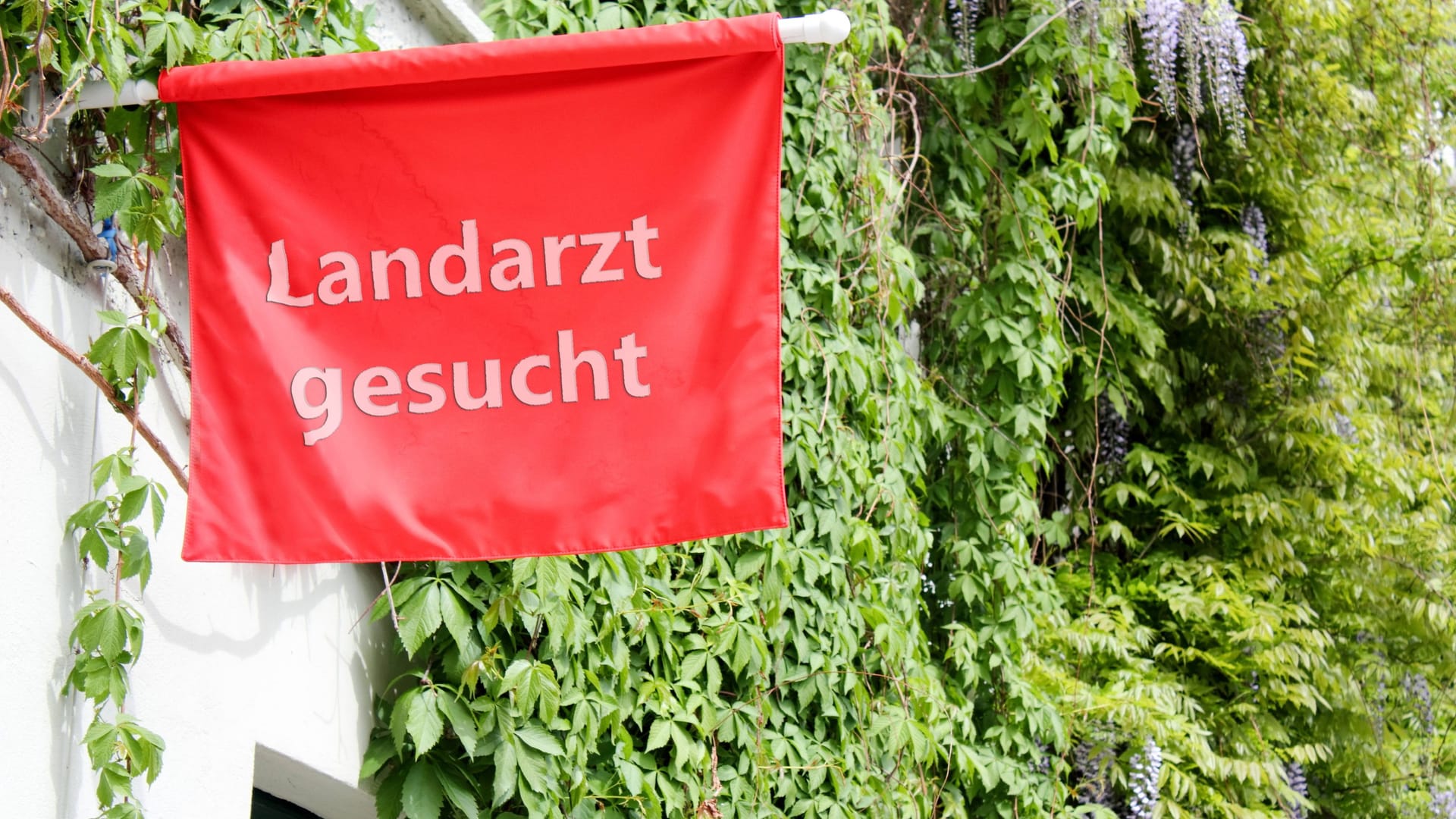 Landarzt gesucht, steht auf einer roten Fahne (Symbolbild):