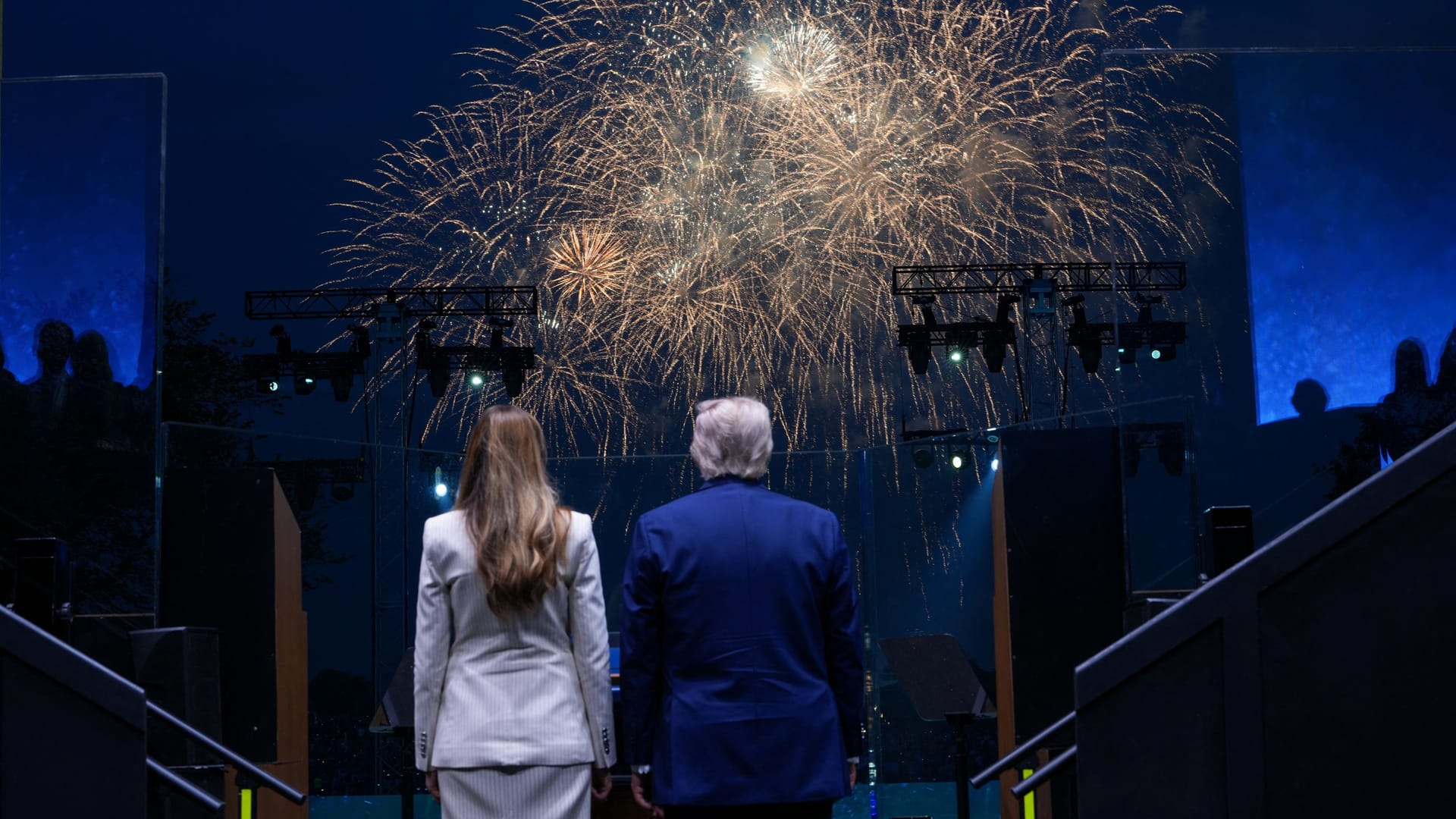 US-Präsident Donald Trump und First Lady Melania Trump beim Feuerwerk am Abend der Parade in Washington.