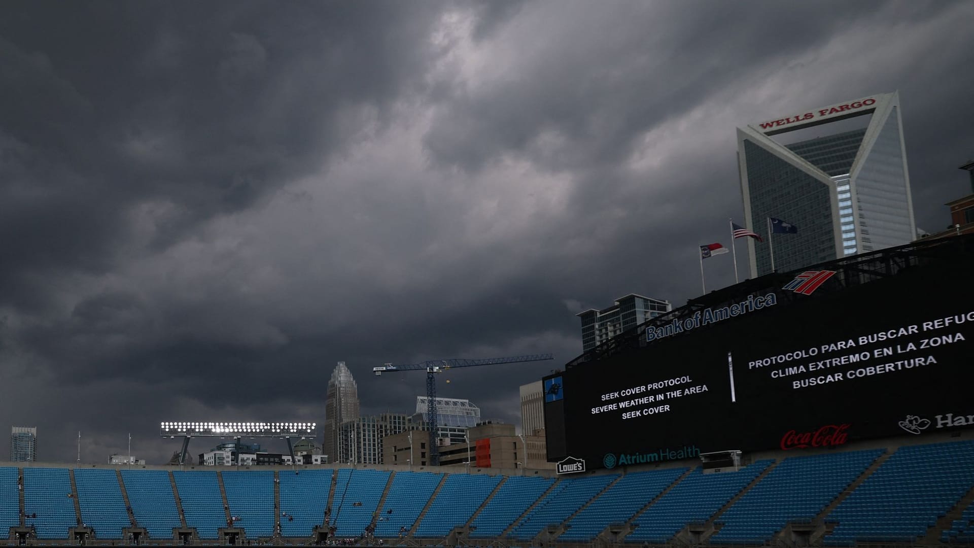 Dunkle Wolken über dem Stadion in Charlotte: Das Achtelfinale wurde zwei Stunden lang unterbrochen.