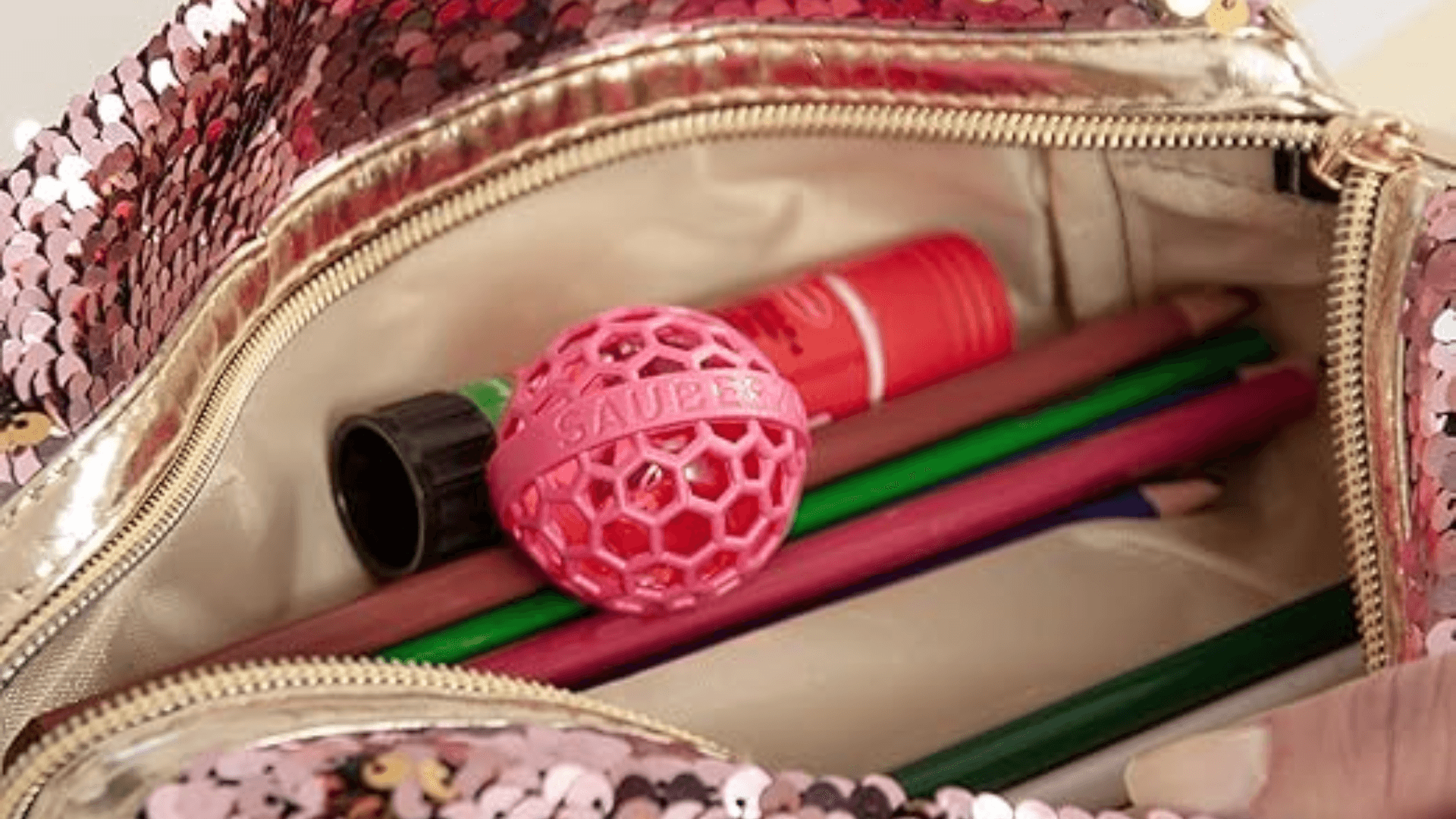 Die Sauberkugel® sorgt für krümelfreie Taschen – einfach einstecken und mitnehmen.
