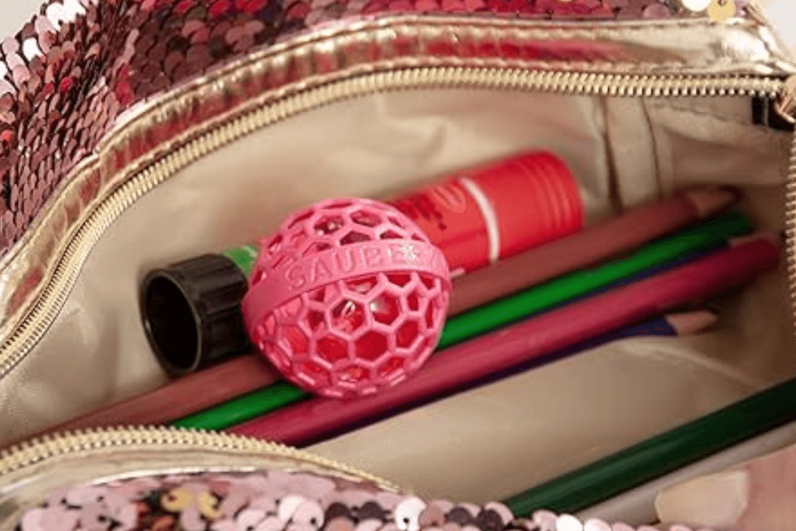 Die Sauberkugel® sorgt für krümelfreie Taschen – einfach einstecken und mitnehmen.