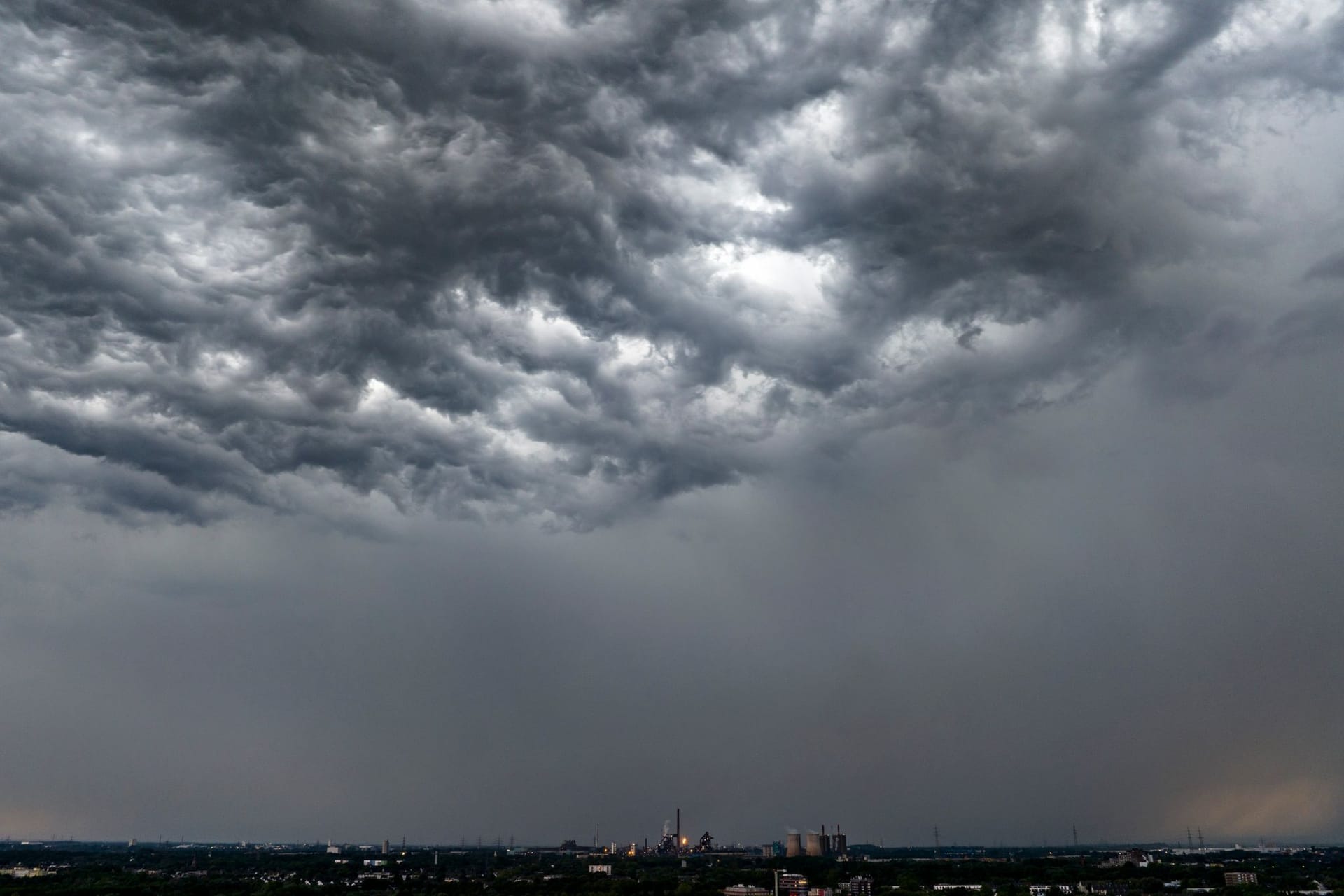 Gewittriger Himmel in Duisburg (Archivbild): Das Pfingstwochenende wird vielerorts nass und ungemütlich.
