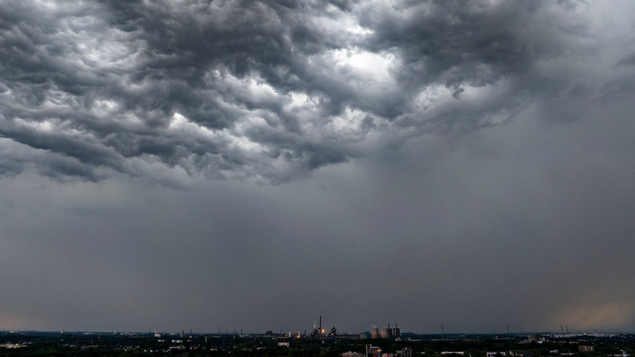 Gewittriger Himmel in Duisburg (Archivbild): Das Pfingstwochenende wird vielerorts nass und ungemütlich.