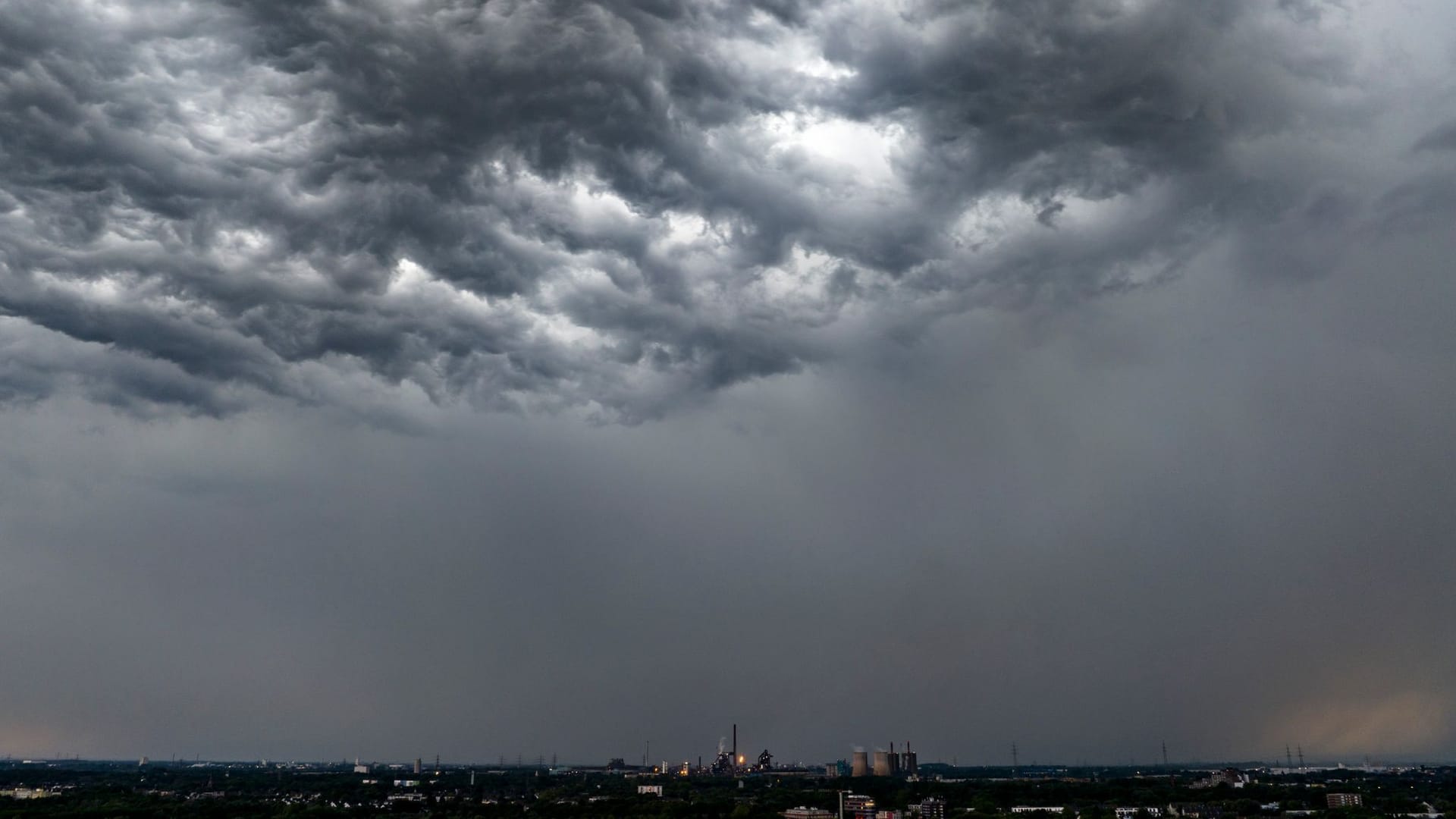 Gewittriger Himmel in Duisburg (Archivbild): Das Pfingstwochenende wird vielerorts nass und ungemütlich.