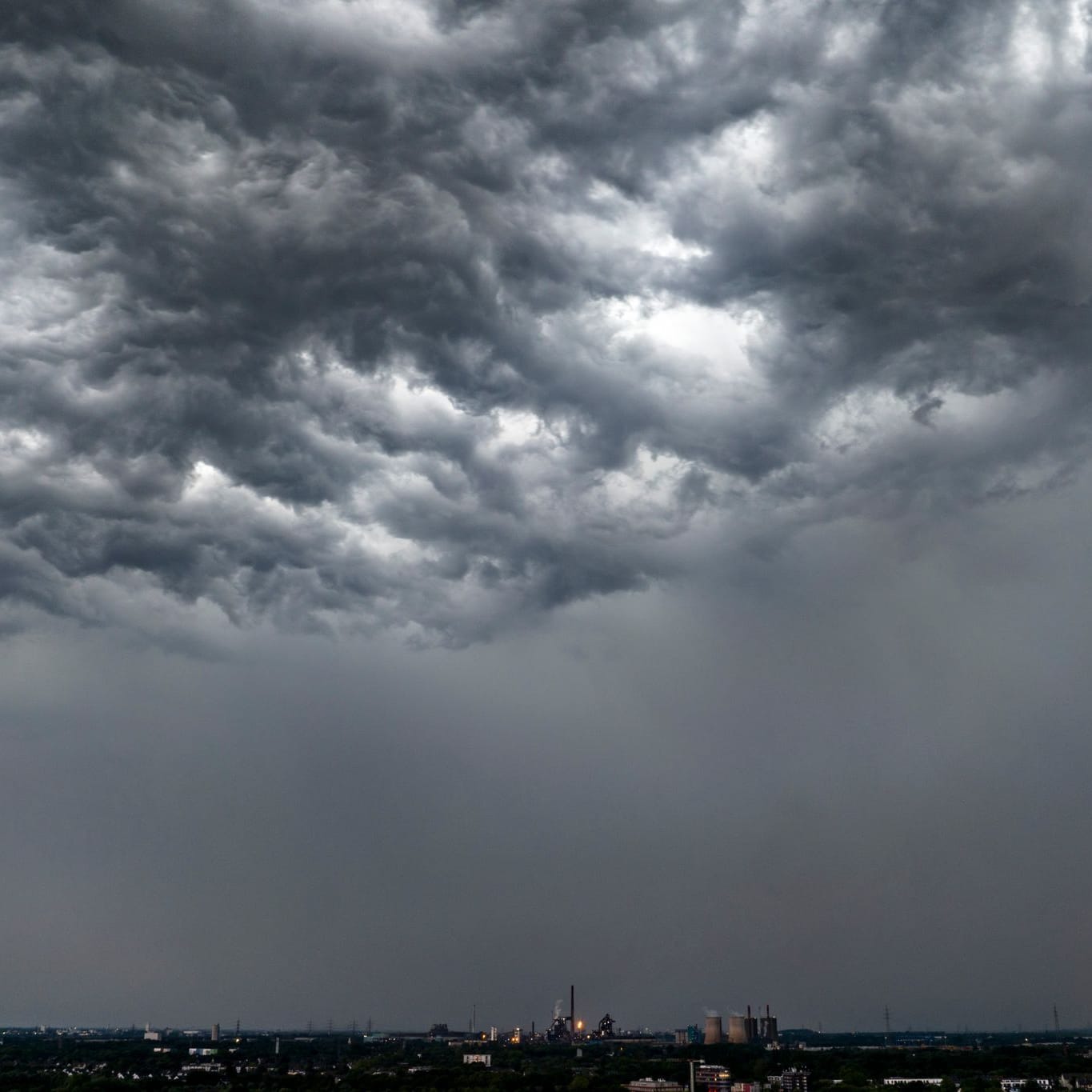 Gewittriger Himmel in Duisburg (Archivbild): Das Pfingstwochenende wird vielerorts nass und ungemütlich.