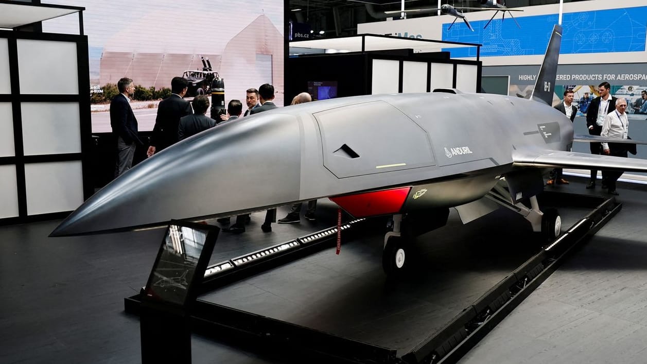 Eine Fury-Drone der US-Firma Adruil bei der Flugschau in Paris. Sie soll Kampfjets begleiten können.