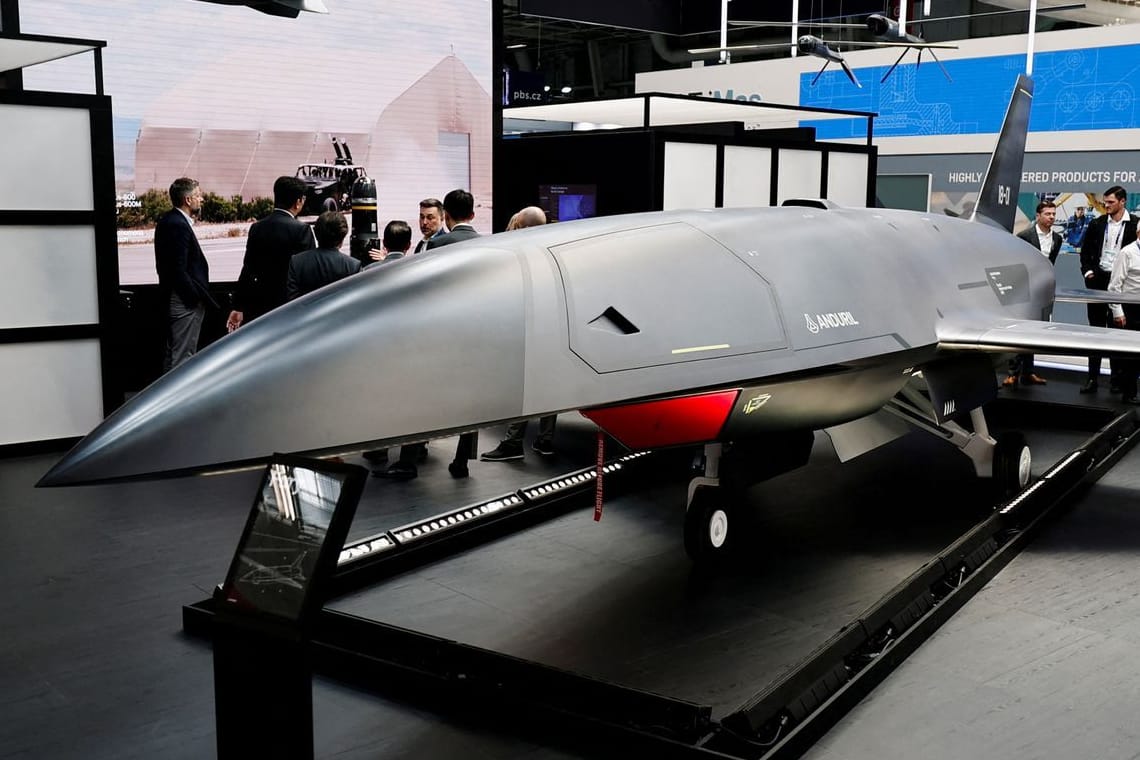 Eine Fury-Drone der US-Firma Adruil bei der Flugschau in Paris. Sie soll Kampfjets begleiten können. Eine Fury-Drone der US-Firma Adruil bei der Flugschau in Paris. Sie soll Kampfjets begleiten können.