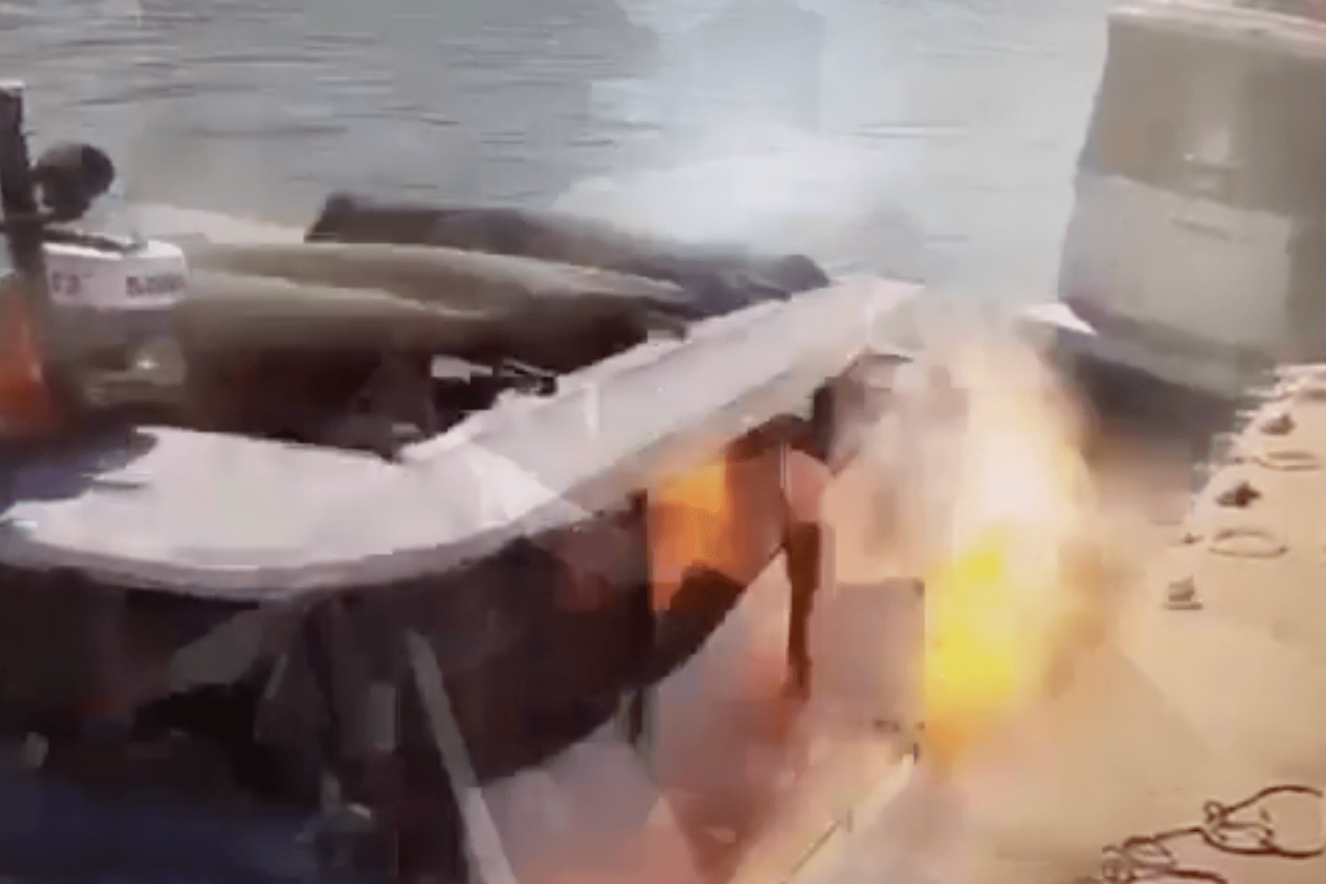 Eine Yacht explodiert bei einem Tankstopp in Bodum. Eine Yacht explodiert bei einem Tankstopp in Bodum.