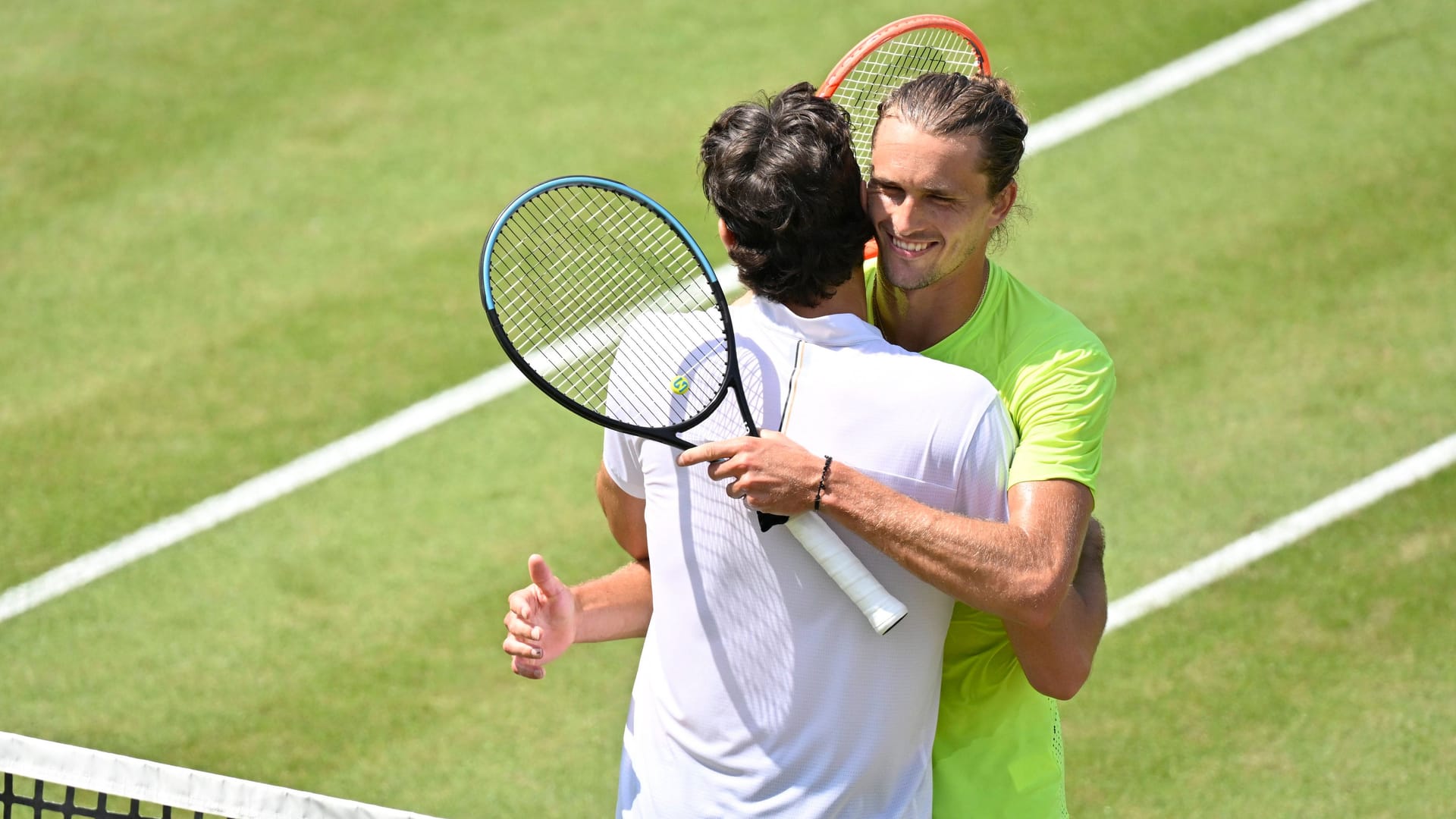 Nach dem Matchball beglückwünschte Alexander Zverev (r.) Taylor Fritz herzlich.