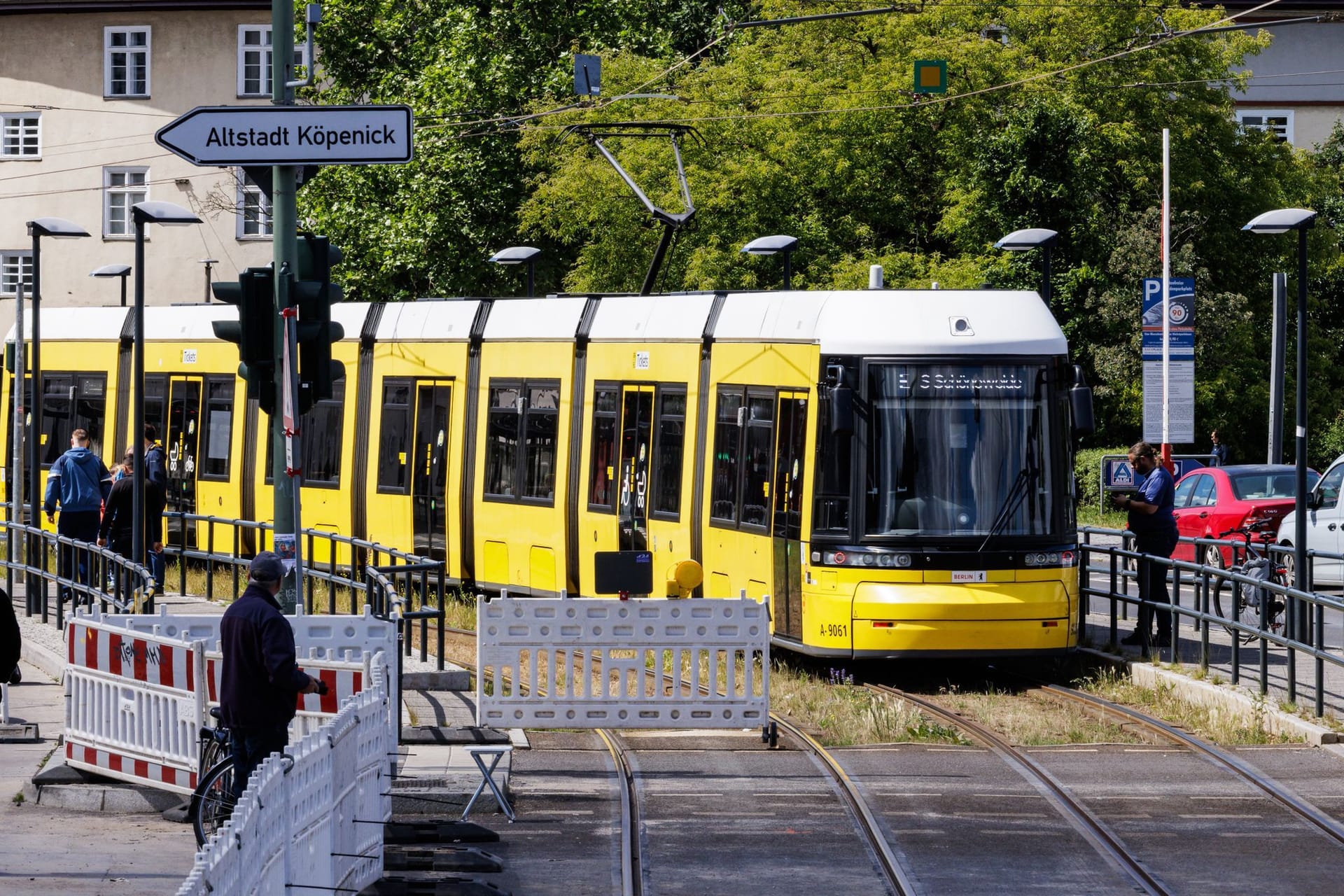 Straßenbahn in Wuhlheide (Symbolfoto): Eine Frau kam hier am Donnerstag ums Leben.
