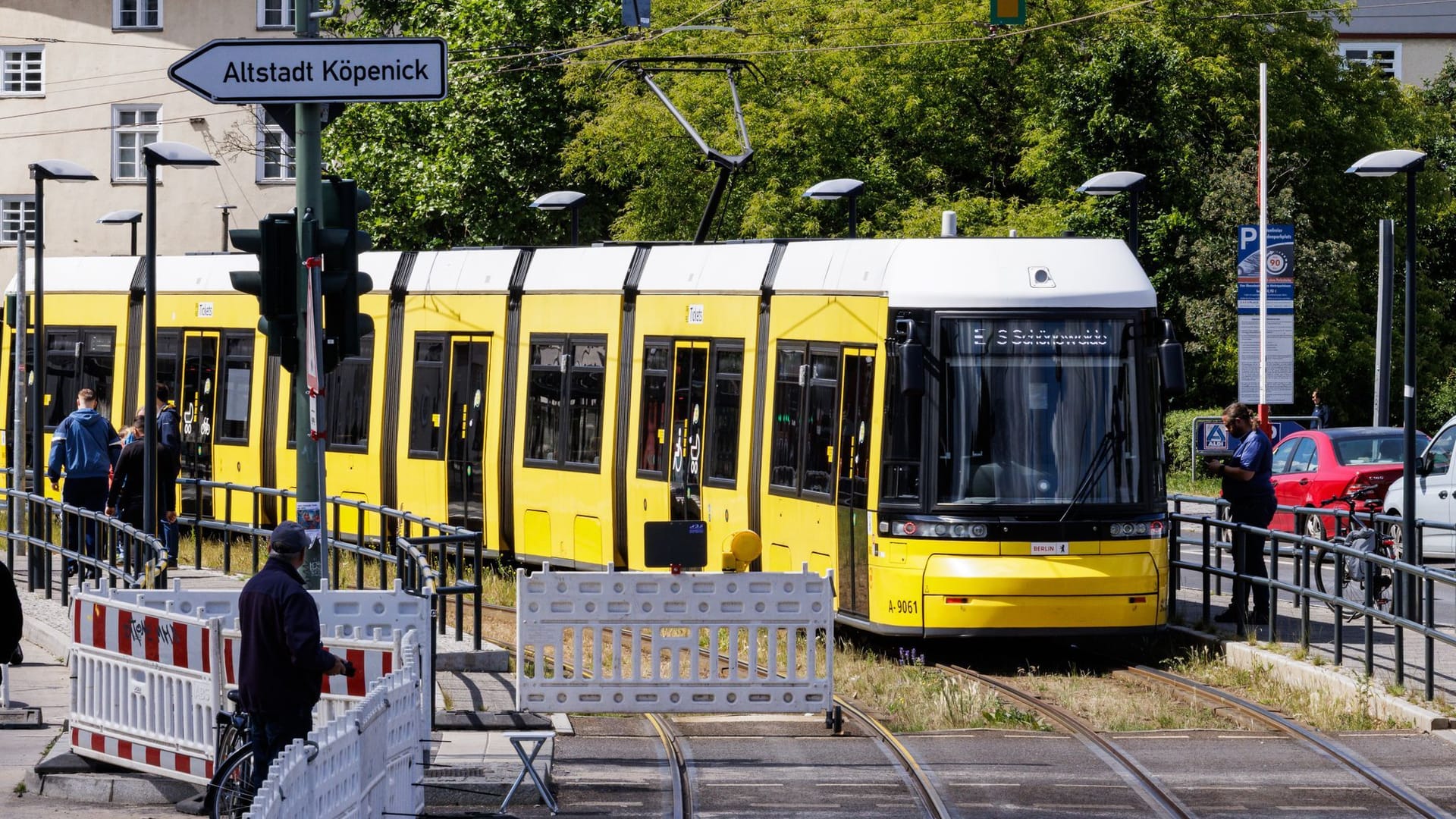 Straßenbahn in Wuhlheide (Symbolfoto): Eine Frau kam hier am Donnerstag ums Leben.