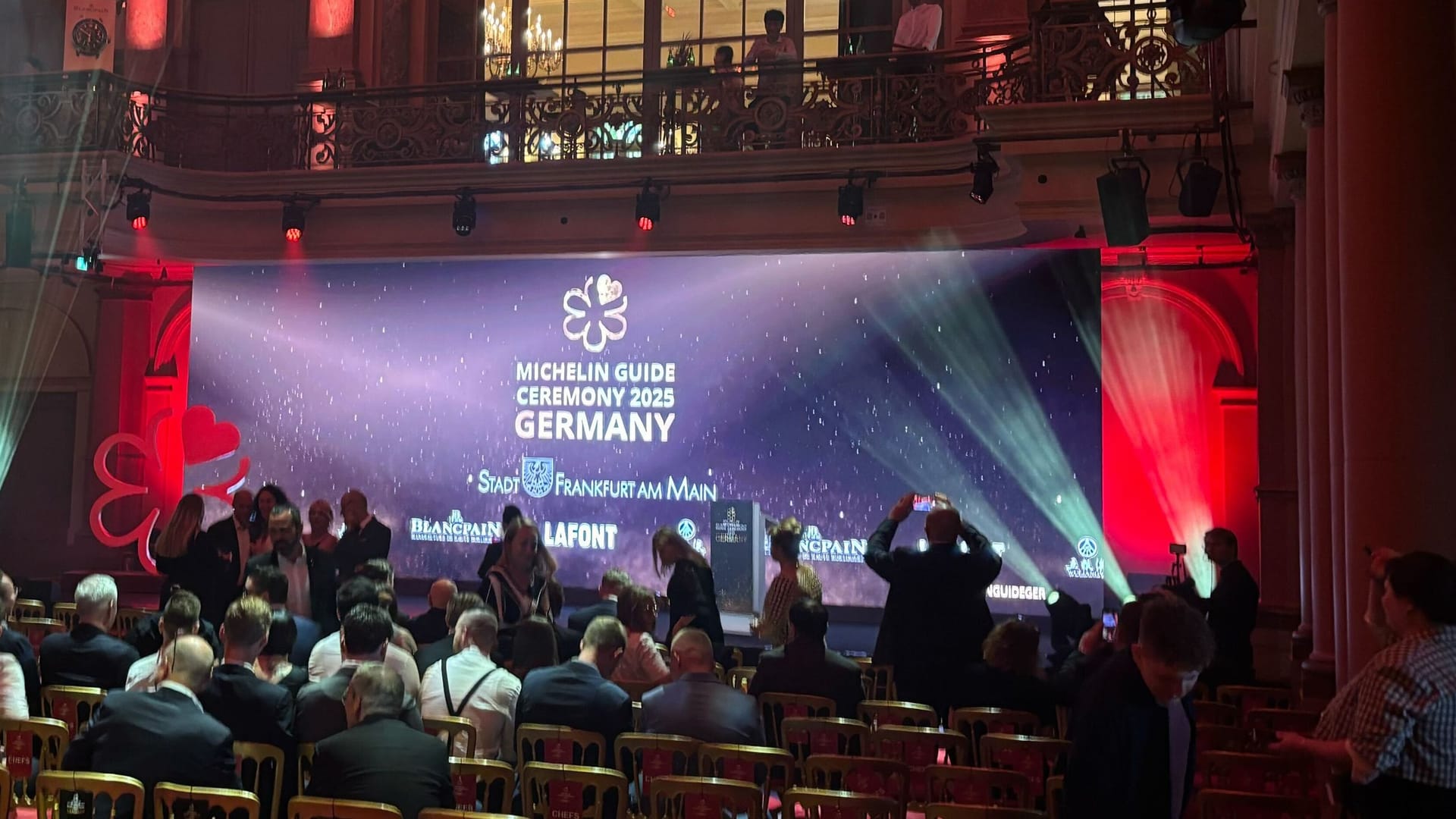 Bei der Guide Michelin Verleihung in Frankfurt hat die "Yaldy Bar" den Cocktail Award verliehen bekommen. Bei der Guide Michelin Verleihung in Frankfurt hat die "Yaldy Bar" den Cocktail Award verliehen bekommen.