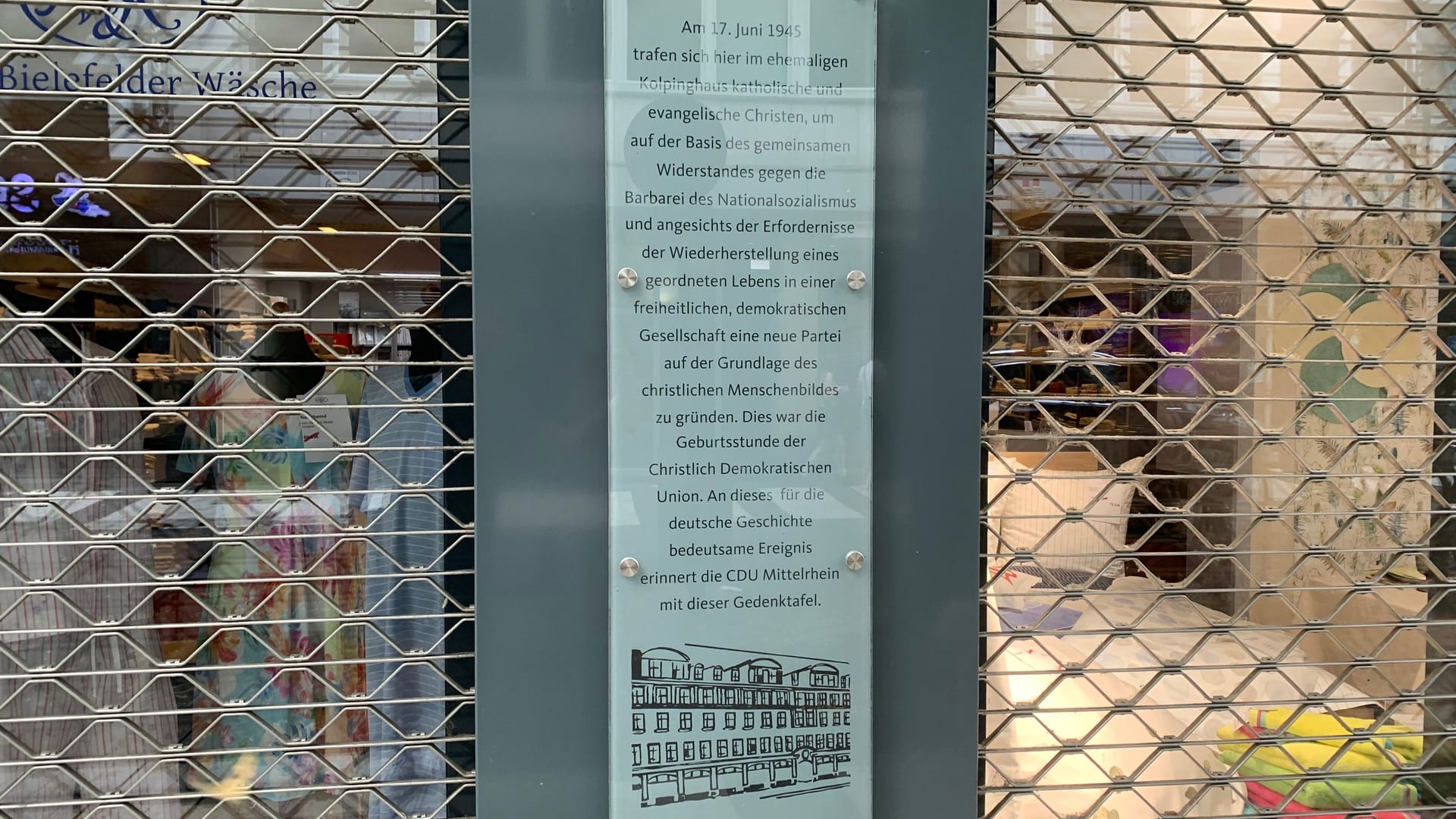 Breite Straße: Ein Schild weist auf die Geburtsstunde der CDU hin.