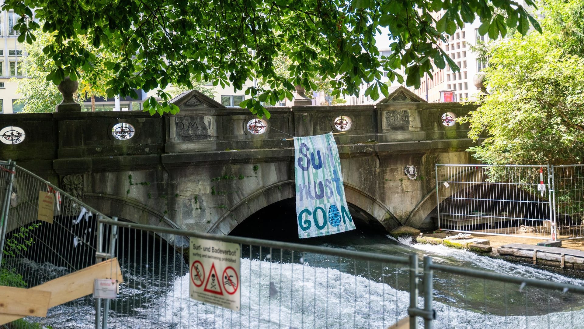 Die Eisbachwelle in München Die Eisbachwelle in München