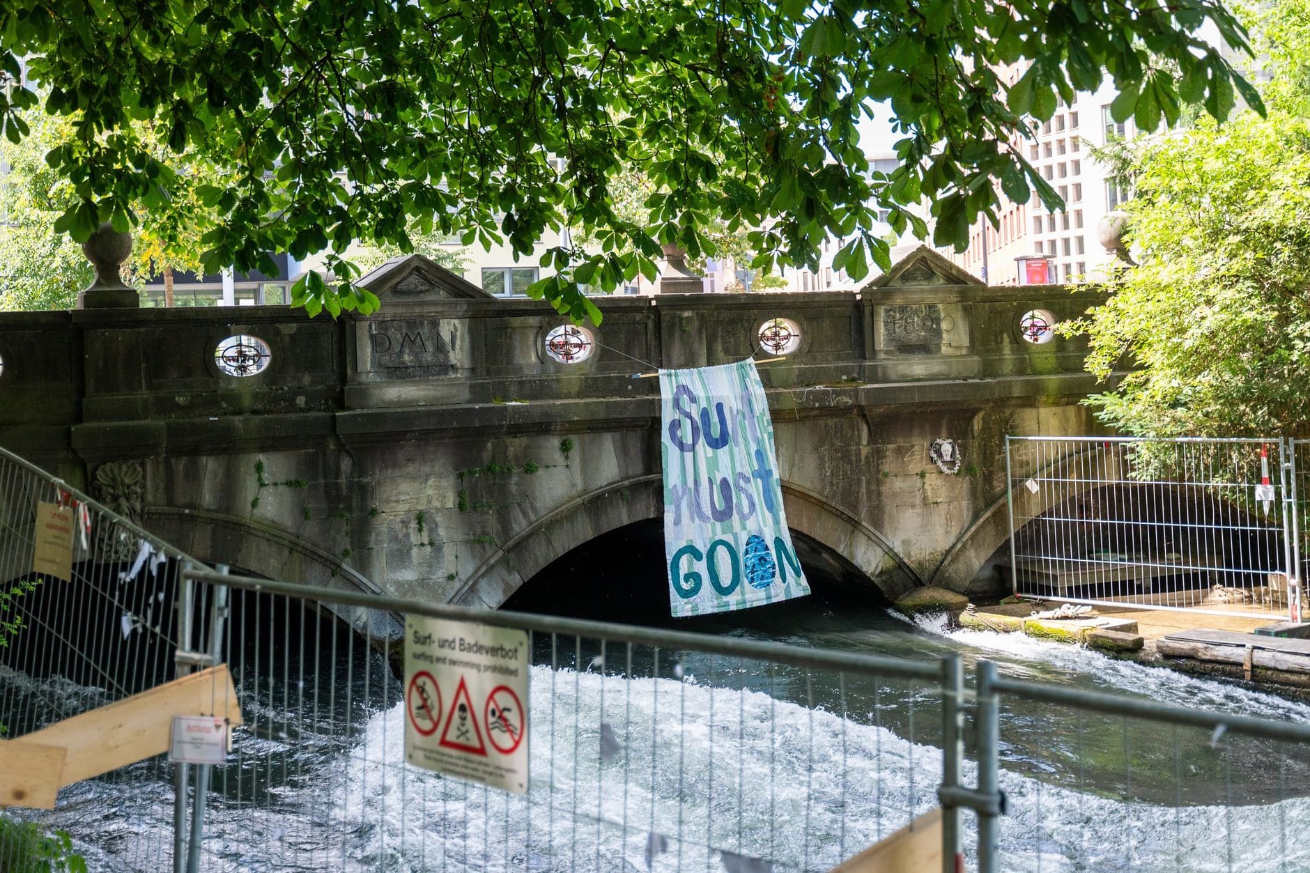 Die Eisbachwelle in München