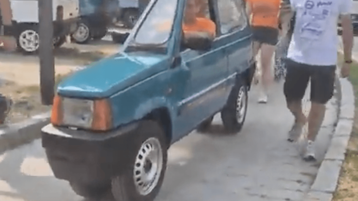 Schmalster-Wagen-der-Welt-Italiener-baut-Fiat-Panda-um