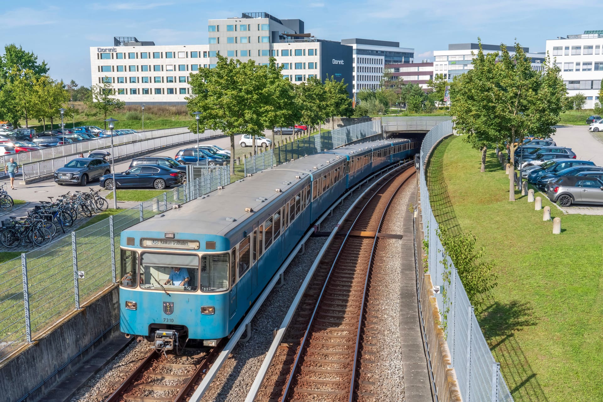 Eine U-Bahn der Linie 6 kurz vor dem Halt Garching-Hochbrücke (Archivbild):