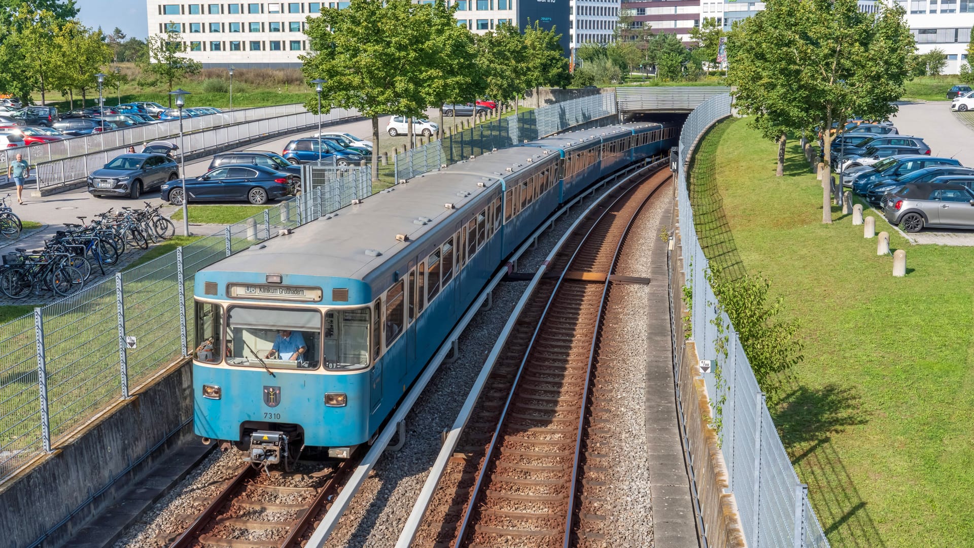 Eine U-Bahn der Linie 6 kurz vor dem Halt Garching-Hochbrücke (Archivbild):