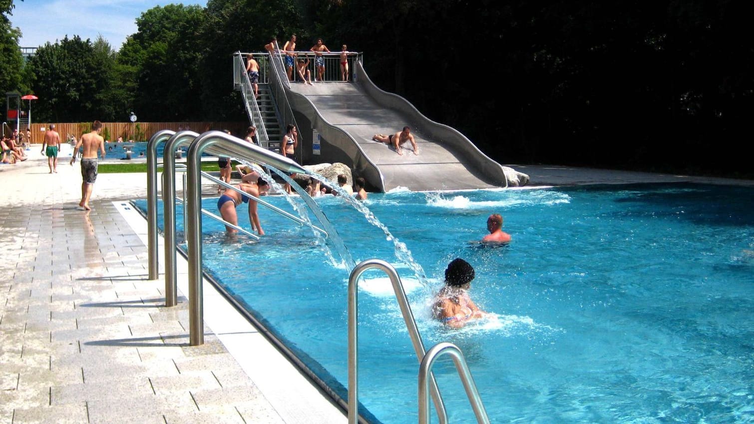 Menschen im Dante-Freibad (Archivbild): Der Sonntag verspricht bestes Badewetter.