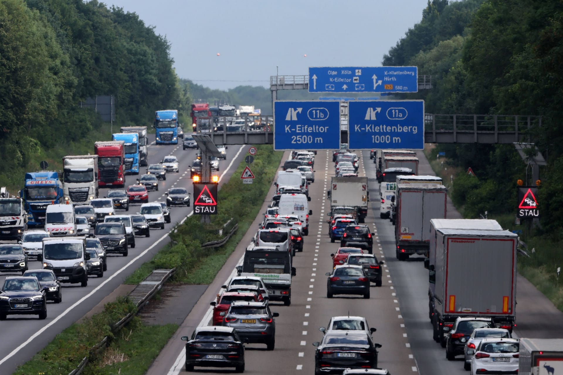 Stau auf der A4 bei Köln (Symbolbild): In der Nähe des Autobahnkreuzes Kerpen hat es am Dienstagmorgen einen schweren Unfall gegeben.